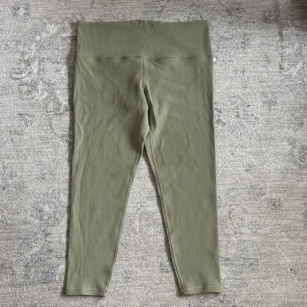 Athleta women’s Elation Rib Tight
Size 1X
Color sage green